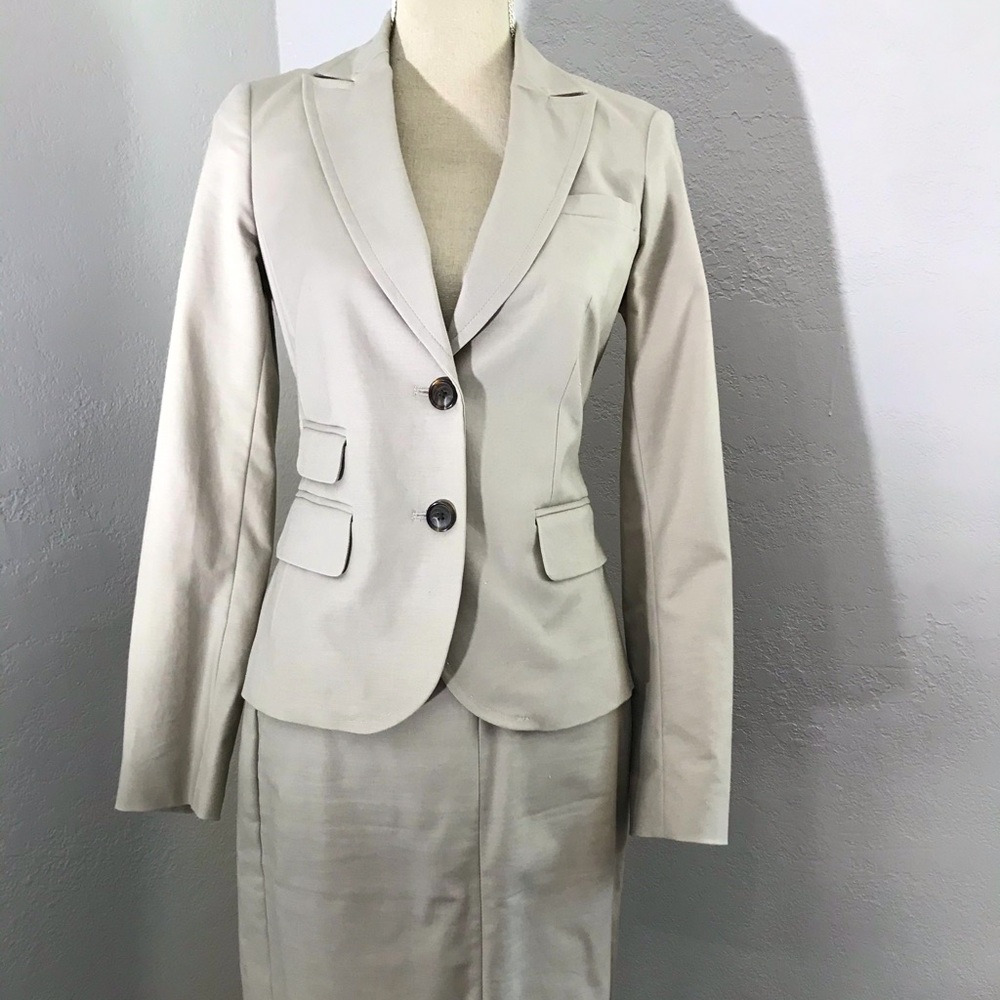 Banana republic suit with knee length pencil skirt